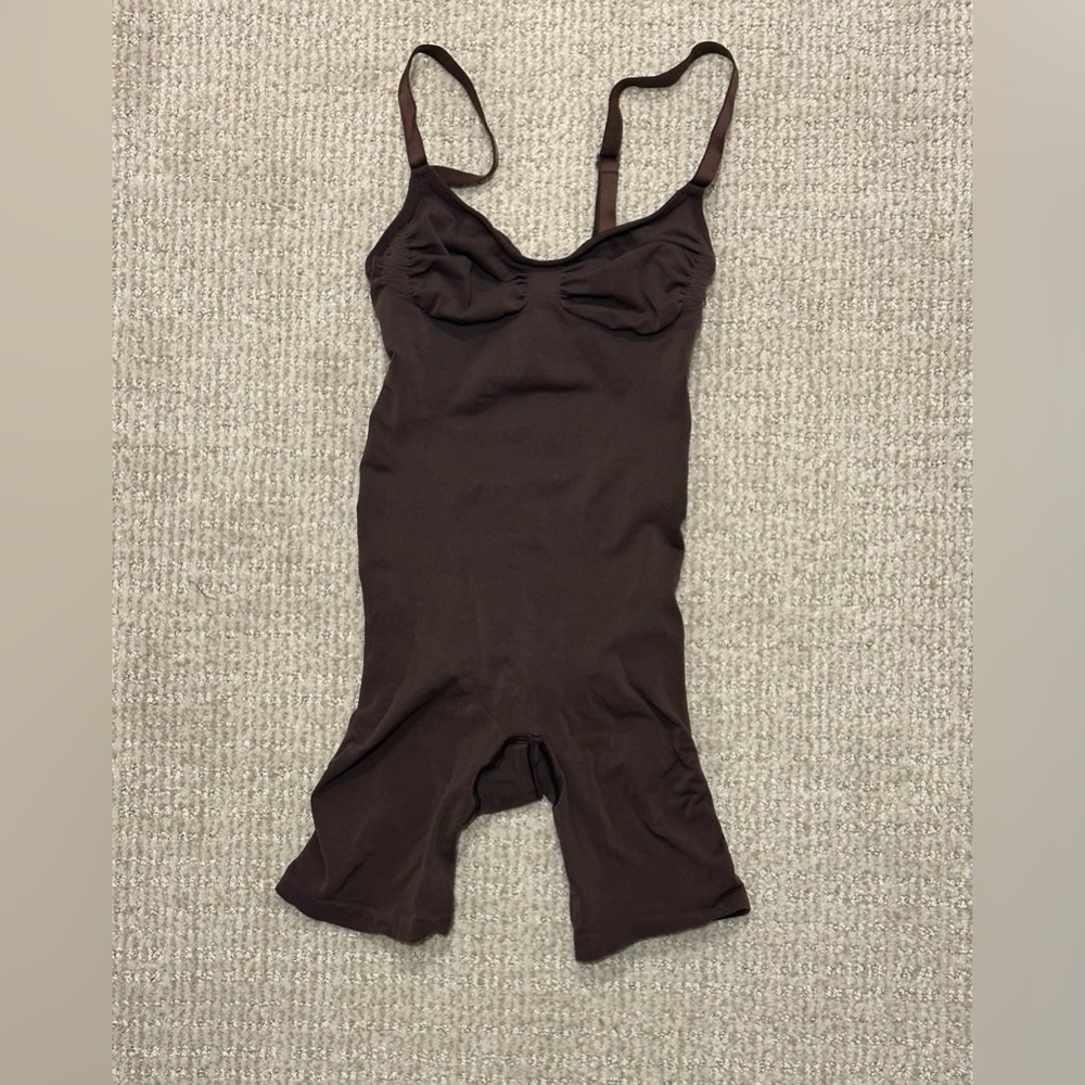 Skims seamless sculpt mid thigh bodysuit